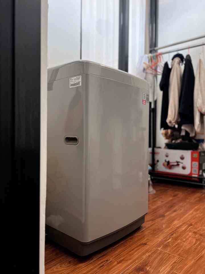 Laundry Room 🧺

Gloomy saturday tapi lagi mau nyuci gini jadi bikin galau 😅 tetangga gimana?
Ukuran laundry room ini ga besar, sehingga kami siasati dengan menambahkan jemuran gantung diatas mesin cuci. Belum ada dekorasi apapun disini, semoga segera terwujud punya laundry room impian ✨

#BruwnHouse
#LaundryRoom
#IndustrialHouse
#HomeInspo
#ClusterHouse
#IndustrialHome
