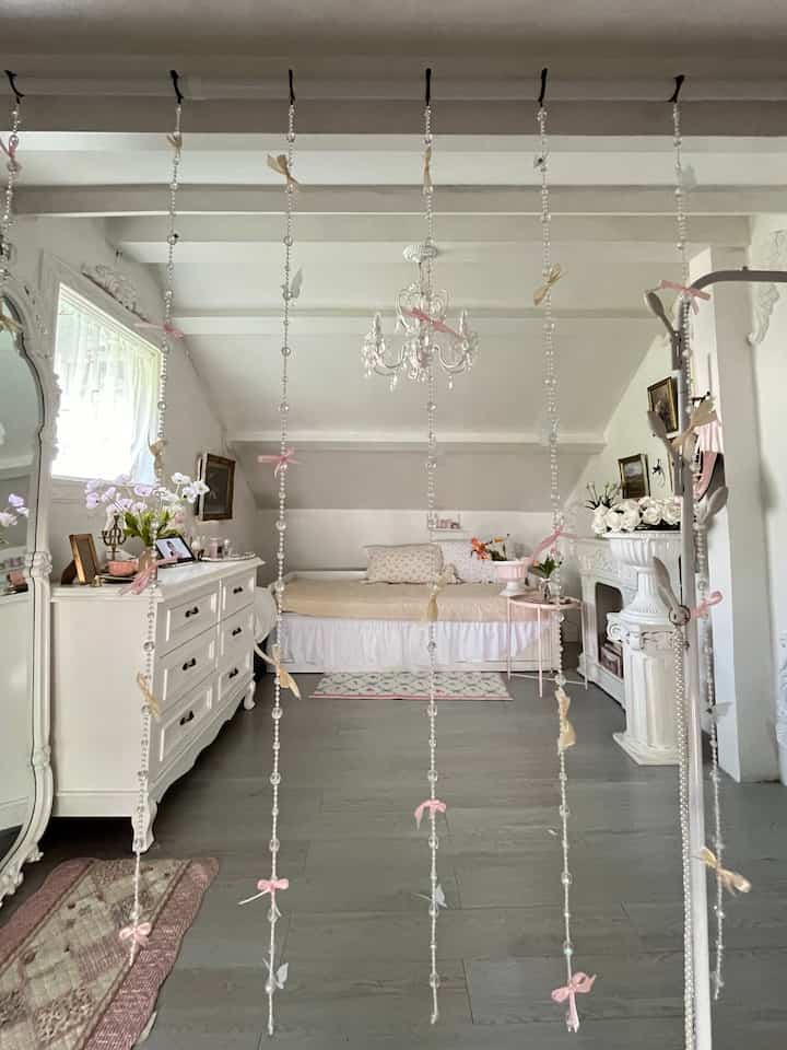 Space from my room
Dari sekian banyak material/barang yang aku dekor untuk kamarku adalah memiliki karakteristik seperti ukiran, vintage, and antik karena type style kamar yang aku pilih yaitu europian. 

 #InspirasiKamar #KamarCantik #KamarRumah #roomdecor #kamartidur 