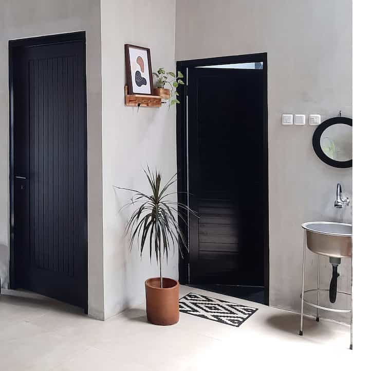 Pintu Alumunium

Kenapa pakai pintu alumunium? karna tidak lapuk & lembab di area basah jadi untuk kamar mandi & loundry room yg rentan dengan air & basah2an aku memilih menggunakan pintu alumunium biar lebih aman & awet 
Pintu alumunium modelnya terbatas & lebih ringan. klo ada ketidak sesuaian ukuran aga susah untuk diakalinnya beda dgn pintu kayu, klo misal kebesaran masih bisa dipapas biar kecilan karna itu pastikan ukuran sesuai & cari vendor yg terpercaya 


#pintumasuk #inspirasipintu #pintualumunium #rumahminimalis #interiormodern #dekorasirumah #renaiput #desainkamarmandi 