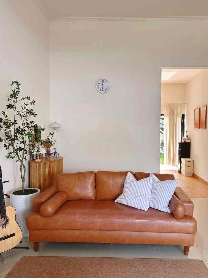 Living Room di rumah ini berukuran 4x5m.
Beberapa waktu lalu kami ganti posisi sofa supaya ga bosan dengan suasana lama. Dinding putih di ruangan ini didominasi pleh furniture berwarna kayu. Tak lupa kami letakkan tanaman artificial agar lebih simpel dalam perawatannya, namun bisa membuat ruangan lebih fresh dan hidup. Kami sedang mempertimbangkan untuk memasang WPC di dinding untuk dekorasi dinding polos ini 😊

#LivingRoomInspo #RumahDeveloper #Bogor #Rumah1Lantai #RumahSederhana #InspirasiRumahMungil 
