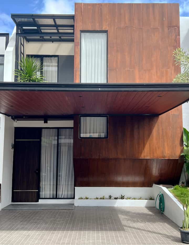 About Facade ✨

Fasad rumah kami yang simple tapi unik berfokus pada balok yang mennyerupai 3 dimensi memberikan kesan tinggi dan luas. Padahal, hanya berdiri di lahan seluas 70m2. Warna masih didominasi hitam dan cokelat, menambah kesan industrial sesuai tema rumah yang kami usung. 

#InspirasiFasadRumah
#FasadCantik
#FasadRumah
#Facade
#IndustrialHouse
#BruwnHouse