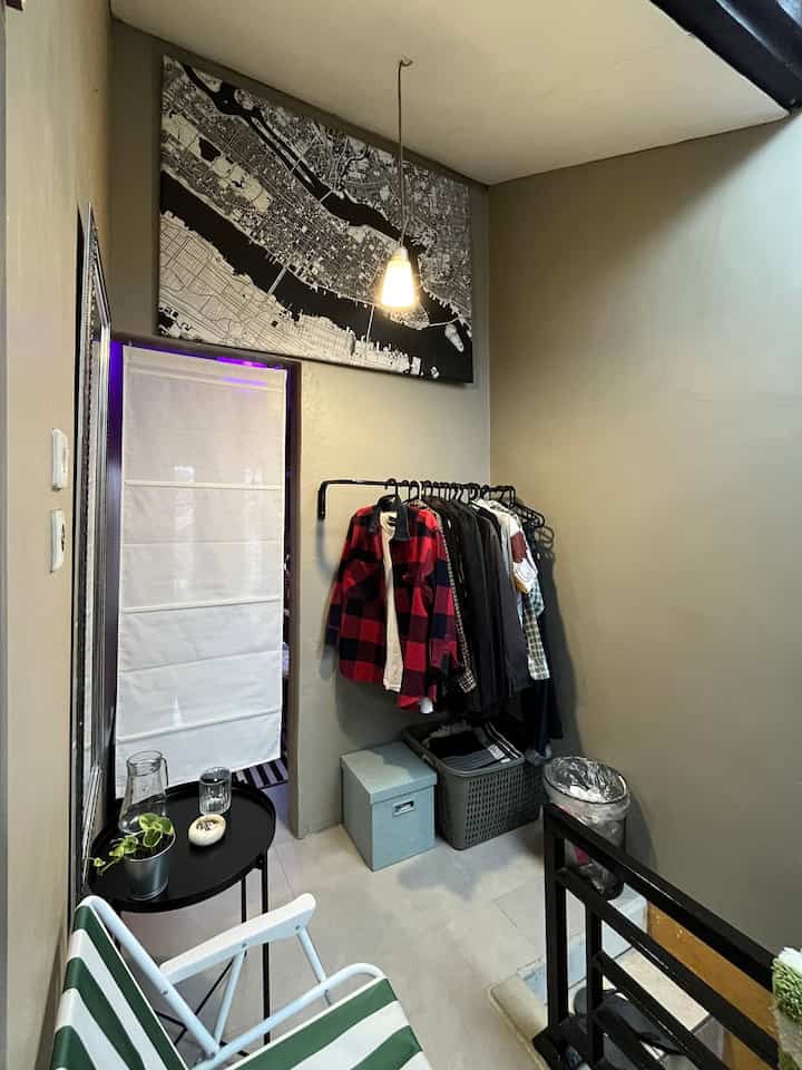 Area ini adalah salah satu area favorit 🫶🏻. Yang letaknya percis sebelum memasuki kamar atap. Ruangan ini merupakan ruang multifungsi yang bisa digunakan untuk ruang bersantai, ruang ganti, ruang penyimpanan, dan tempat menggantung baju. Secara keseluruhan, ruangan ini adalah kombinasi dari ruang ganti dan area bersantai yang nyamanan dan fungsionalitas dalam satu area ✨

#InspirasiWardrobe #WardrobeCantik #WardrobeKamar #WardrobeRumah #InspirasiPenyimpanan #RuangPenyimpanan #RuangMultifungsi #Ruangsantai #IdeDekorasiRumah 