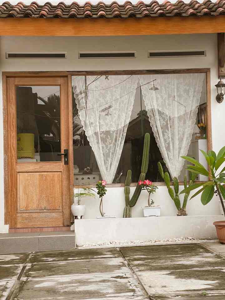 Fasad rumah 
Kalau musim hujan gini pasti lantai halaman banyak lumutnya harusnya pakai keramik mungkin lebih aman ya gampang bersihinnya 
Fasad minimalis korean house fasad yang seperti kedai2 di korea 

#inspirasifasadrumah
#fasadcantik
#fasadrumah
#minimalis 
#koreanhouse
#homedecore
#home