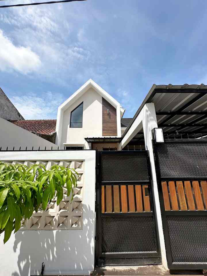 Inspirasi fasad rumah mini scandinavian.
fasad rumah dengan lebar 7 m ini menurut kami adalah ukuran yang kurang ideal untuk dijadikan fasad scandinavian sesuai yang kami impikan. Mengingat terbatasnya lahan, kami membuat atap pelana menjadi terlalu menjulang dan meruncing, sehingga seringkali dikira rumah 2 lantai. Sebagai saran untuk yang akan membangun rumah, buatlah perancangan yang lebih matang agar terciptanya rumah yang sesuai dengan keinginan namun tetap on budget.

#Inspirasifasadrumah #fasadcantik #fasadrumah #fasadscandinavian #scandinaviafacade #facadeinspo #rumahscandinavian