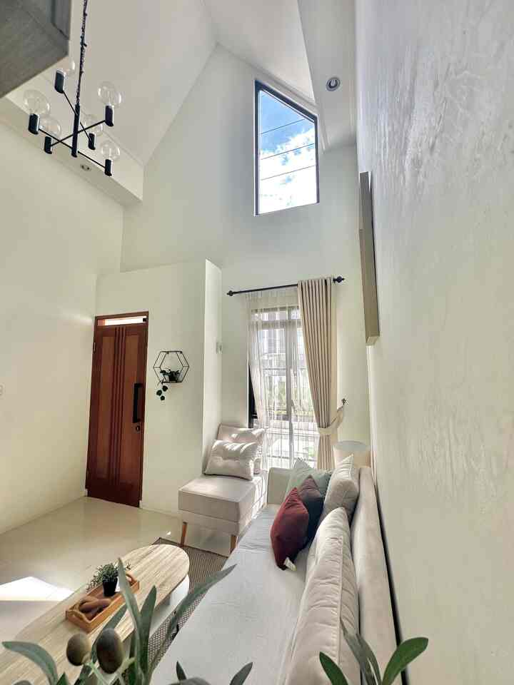 Ruang tamu uk 4,5 x 3,5 m dengan tinggi plafon 6 meter. Semoga menginspirasi🤗
#ruangtamu #inspirasiruangtamu #ruangtamuminimalist #dekorasirumah #homedecor #livingroom #rumahmungil