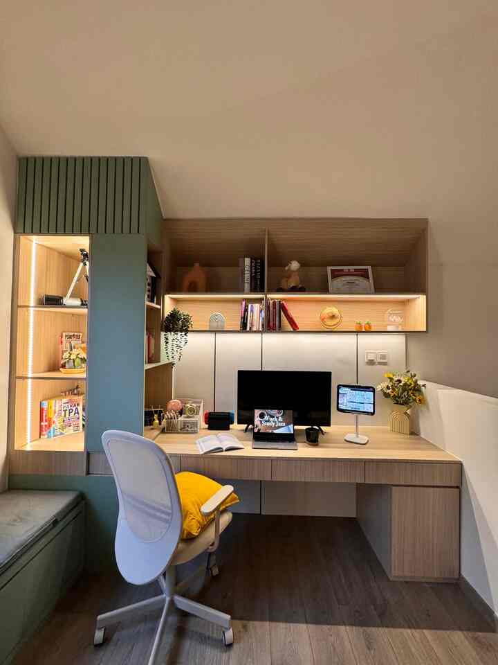 Ruang kerja ini letaknya dilantai 3 Attic Room..

Berhubung aku dan suami kerjanya hybrid jadi dirumah memang kami khususnya space untuk ruang kerja. 

Tema diruang kerja ini minimalist modern. Seperti biasa warna neutral ditambah aksen warna sage yang memberi kesan manis pada ruangan ini. Untuk lantai vinyl sudah bawaan dari developer.

Selain tempat kerja, attic room  juga menjadi spot baca buku. Bermain dan menghabiskan waktu bersama keluarga..

Semoga menginspirasi🧡💚📗

#RuangKerjadirumah
#RuangKerjaInspo
#RuangKerjaMinimalist
#RumahkerjaRumahCluster
#JakartaTimur
#AtticRoomInspo