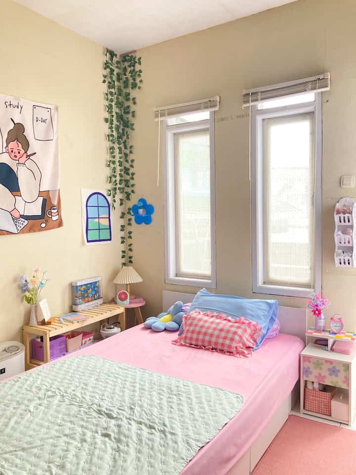 tidak banyak yg berubah dari bedroom ku ini, tapi karena ingin mengganti suasana aku mencoba untuk merubah posisi dipan dan kasurku supaya tidak bosan

#bedroom
#bedroominspo
#bedroomstyling
#pastelroom
#aestheticroom
#kamartidur 
#MyDreamRoom