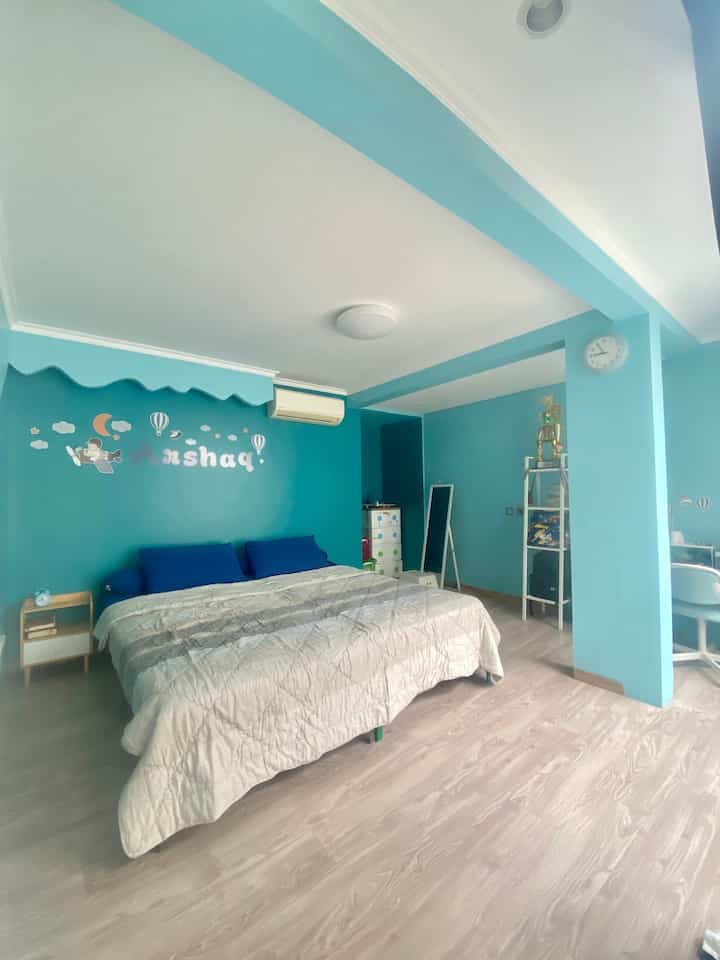 kamar anak laki-laki kami adalah bernuansa biru tua dan muda merupakan warna favorite anak kami. pilihan nuansa putih furniture menambah estetik kamar ini

#kamaranak
#kamaranaklaki
#dekorasikamaranak
#houseofchel
#jakarta
#kamarbermain 