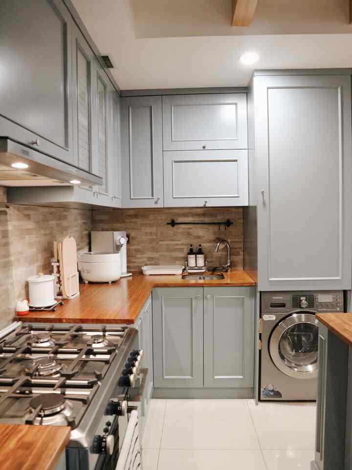 Area kitchen sink kami tidak terlalu besar dan kami selalu berusaha untuk menjaga kebersihan dan kerapihan agar selalu spotless.. untuk Bagian bawah kitchen sink kami menempatkan rak tambahan untuk menyimpan produk-produk untuk bebersih..
#inspirasidapurrumah #dapurcantik #dapurrumah #americanclassic #apartment #apartmentliving 