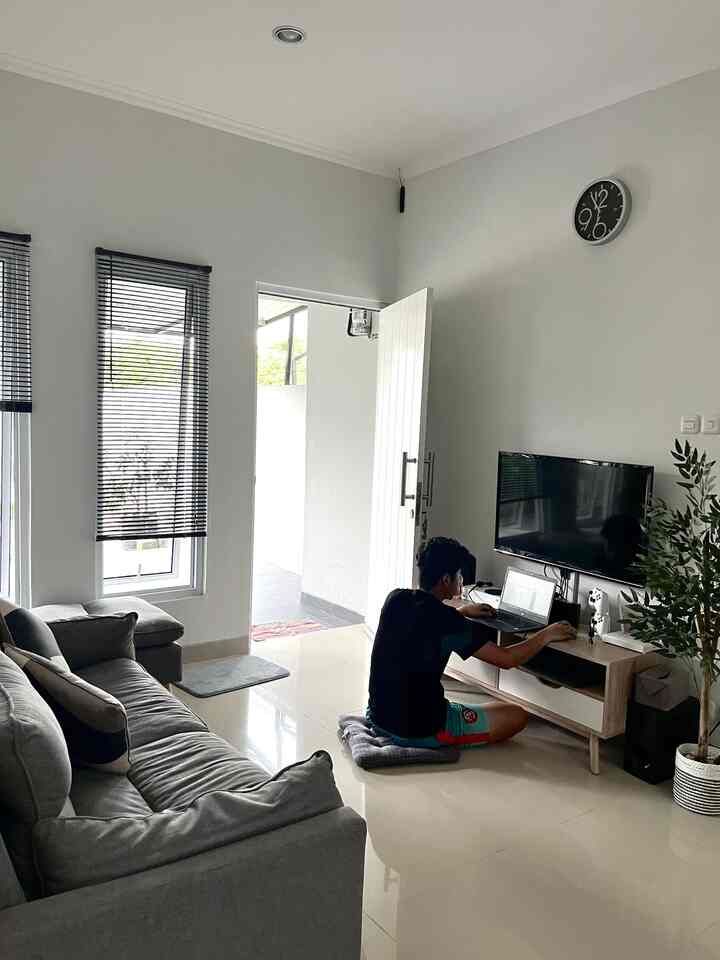 Weekend ini bener-bener full mendung dan hujan, aku dan suami habisin waktu dirumah ajaa.
Suami aku karena masih ada kerjaan jadi masih kerja aja di weekend.🤭
Karena rumah aku kecil, jadi dia kerja dengam posisi lesehan dimeja tv hehe, 
Semoga bisa kebeli meja kerja yg proper yaaa, aamiin.


#homedecor #rumahminimalis #tumahcluster #weekend #ideruangtamu #livingroom