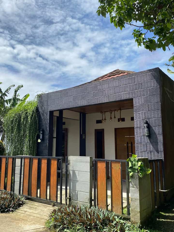 Fasad Minimalis 

Seperti jatuh cinta pada pandangan pertama, lihat fasad ini waktu pembangunan rumah dulu minimalis simple. Penamban kramik centro dengan motif batu alam mempertegas kesan natural perawatannya juga mudah tidak perlu di cat berulang cukup di bersihkan sesekali.. 

#InspirasiFasadRumah
#FasadCantik
#FasadRumah
#FasadMinimalis
#FasadSemiIndustrial
#Bananahome