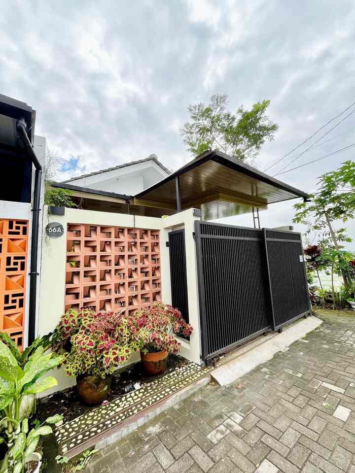 Our Lil House - Facade Look

Fasad rumahku terdiri dari pagar besi tinggi yang dilengkapi dengan automatic sliding gate, memudahkan ku untuk membuka dan menutup pagar secara otomatis. Lalu aku juga pasang roster pada dinding fasad agar tetap estetik dan privasi ke dalam rumah. Penggunaan pvc pada plafon fasad, pemasangan wpc pada area taman, kolam dan vertical garden juga menjadi point2 desain pada fasad ku!

#InspirasiFasadRumah #FasadCantik #FasadRumah #autogate #verticalgarden #taman #kolamikan

