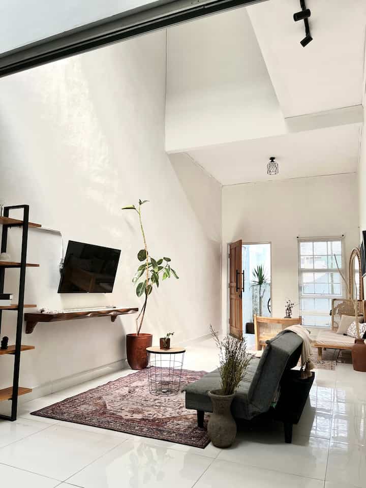 Ruangan lantai satu dirumah alfa . Lantai satu bagian living room bebarengan dengan tv room . Wlapun masing2 ruangangan punya mix tema decor hehe . Untuk ukuran living room dan tv roomnya adalah 3x7m .
#rumahlantai1
#dekorasiruangtamu 
#dekorasiruangtv
#livingroomtheme
#tvroomtdesign 
#dekorasirumah 