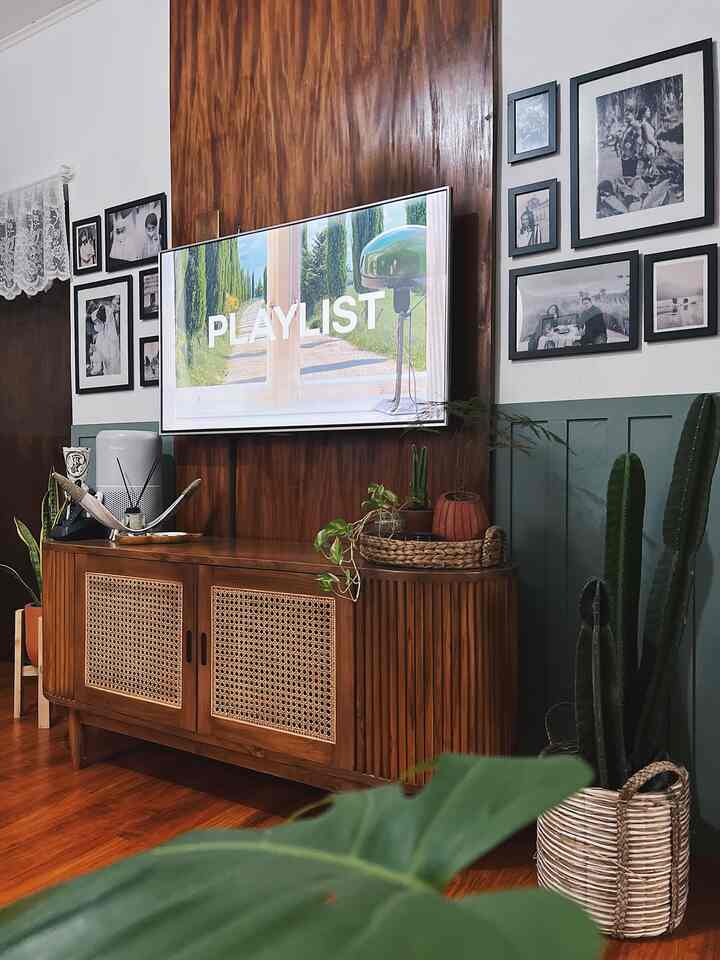 Halo Tetangga Kimkim👋🏻

Siapa bilang furniture dari kayu jati itu kuno??
Selain akan awet jangka panjang, ternyata model furniture vintage lagi naik daun lagi loh?

Jujur agak nyesel dulu punya lemari dari jaman kecil tapi udah di cat putih, padahal sekarang lemari itu ngtrend lagi dan harganya lumayan mahal 😭

Karena aku menyukai unsur-unsur natural & etnik, berikut furniture yg saya pilih untuk mengisi dirumah kimkim.

Yang pertama, meja tv.
Saya memilih warna kayu natural dengan finishing semi glossy. Modelnya vintage dengan aksen anyaman rotan & sudutnya melingkar. Sukaa bangeet!

Yang kedua, 1 set meja makan 2 seater. Mejanya simple bgt. kalau kursinya saya pilih yg model ala2 cafe. Jadi seperti nongkrong di cafe terus hihi.
masih dengan aksen yg serupa, menggunakan anyaman rotan pada sandarannya. Sederhana tapi manis.

#idefurniturekayu
#mejatvkayujati
#mejamakankayujati
#inspirasifurniturekayu