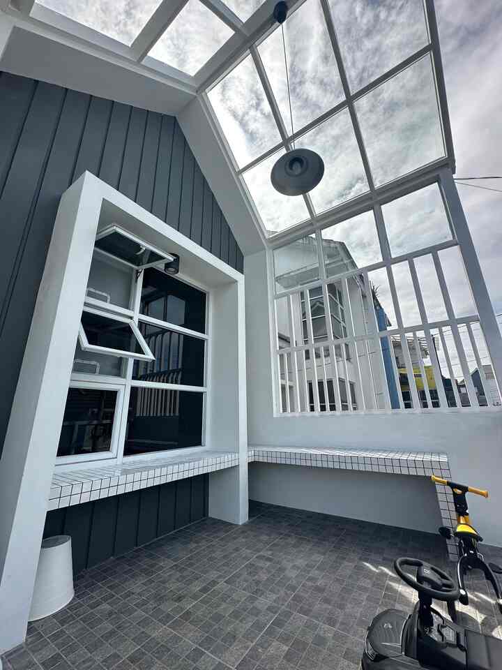 • Balkon Kecil •

Hello O!House friends, balkon kecil ini berukuran sekitar 2,5x3,5m. Biasa kami gunakan untuk bersantai saat pagi ataupun sore hari. Aku menyukai pattern grid sehingga menggunakan mosaic kotak-kotak putih untuk bench, dan keramik kotak-kotak bertekstur batu alam sebagai finishing lantainya.

#balcony #balconyidea #idenalkon #balkon #homedecor #exterior