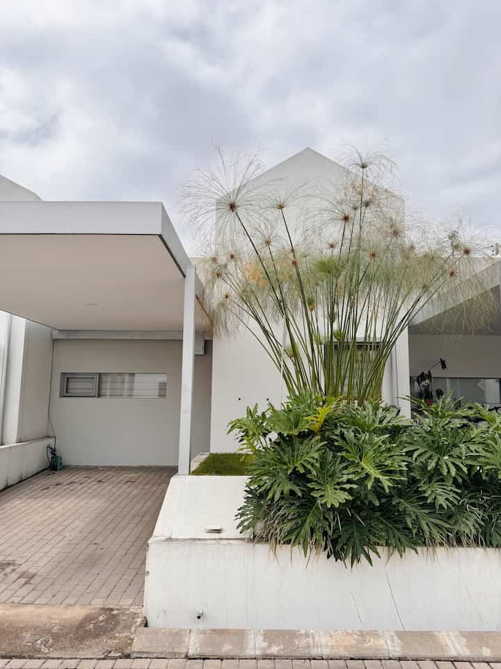 Tema fasad mengadopsi gaya scandinavian dengan menonjolkan atap pelana sebagai icon rumah. Tidak hanya berfungsi sebagai icon, bentuk plafon area interior juga mengikuti bentuk atap pelana sehingga memiliki ceiling yang tinggi dan membuat ruang dalam terasa lega.
Agar bagian fasad tidak terkesan gersang kami menambahkan aneka vegetasi tropis yang selain fungsional juga menunjang estetika fasad.

#InspirasiFasadRumah #FasadCantik #FasadRumah #FacadeDesign #FacadeInspo #ScandinavianStyle #RumahCluster