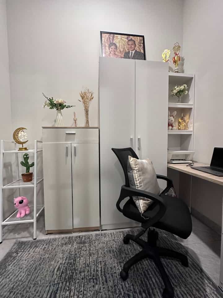 自宅のワークスペース。 
私はよくイライラしなければならないので、このスペースは家にある必要があります。
この部屋はそれほど大きくなく、わずか 2.4 × 1.5 メートルです。
一方、店内には、すべてオンラインで購入した、ゆったりとした家具が飾られています。

💙ワークデスクと収納
💙陳列棚
💙ワークチェア

#ワークスペースの装飾 #Homeoffice #Homeofficeinspo #Ruangkerjamungil #Mejakerja #Ispirasiruangkerja #Homeofficedecor