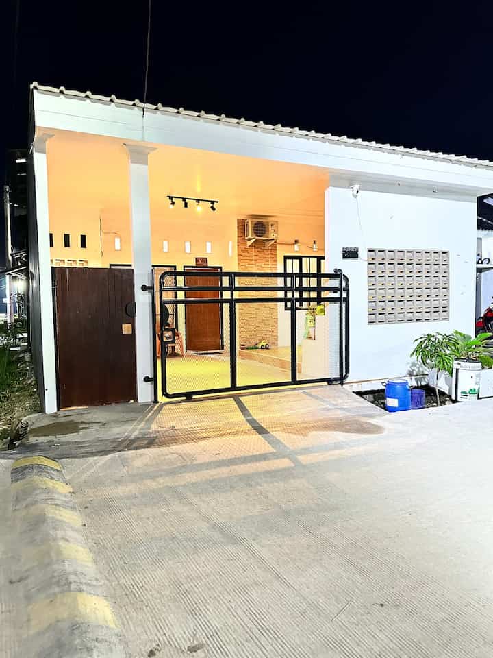 Kalau untuk fasad dari rumah Bilall , Aku memilih style industrial dengan tetap warna netral putih, hitam / coklat.

Pemilihan cet warna putih difasad juga mempengaruhi untuk memberikan bangunan rumah ini terkesan luas walaupun hanya type 30/70.
Untuk pagar sendiri aku pakai pager type expanda , dan aku pakai roaster agar ada udara yang masuk kedalam teras / tidak panas.

Semoga menginspirasi☺️

#InspirasiFasadRumah #FasadCantik #FasadRumah 
#Tinyhouse #Rumahsubsidi #Inspirasirumahmungil
#Tangerang #RumahJapandiStyle #desainfasad #fasadroster #fasadpagar #fasadrumah1lantai