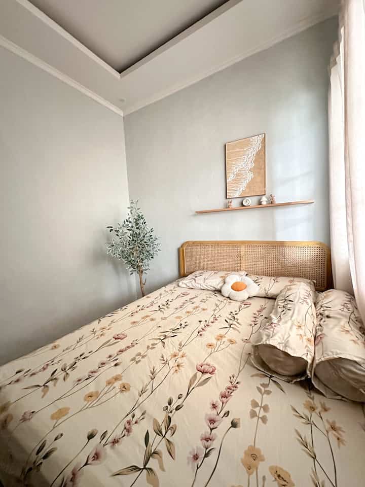 Akhirnya setelah beberapa kali percobaan make over kamar ini aku udah nemu yang cocok untuk style aku🥰 Tak apa banyak gagalnya, tapi dari gagal kita jadi belajar banyak.

Semoga menginspirasi~

#Tinyhouse #Rumahsubsidi #Inspirasirumahmungil
#Tangerang #RumahJapandiStyle #Inspirasirumahsubsidi #Kamarunik #Kamaraesthetic #kamarnyaman