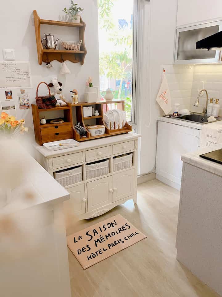 Inspirasi dapur rumah aesthetic dengan ukuran mungil dibuat dengan cahaya yg besar agar dapur menjadi terang dan sirkulasinya menjadi lebih banyak dengan warna cerah #inspirasidapurrumah #dapurcantik #dapurrumah #dapurkecil #rumahkecil #rumahmungil #cahaya 