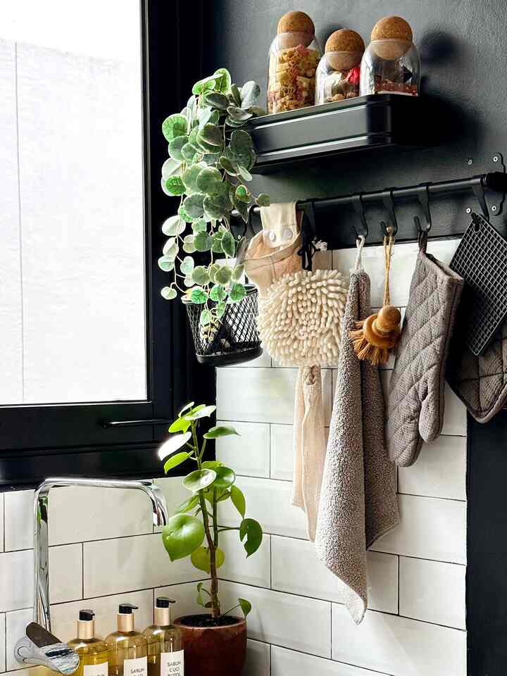 SINK AREA

Sink Area sengaja dibuat didepan jendela besar agar disaat mencuci piring bisa sambil lihat pemandangan dan taman

Area ini disimpan dipojokan, dengan sink yang agak memang ukurannya kecil jadi gak bisa numpuk cucian piring 

#bumitimi #sinkarea #areacucipiring #tiles #tilescucipiring #backsplash #sink #faucet #krancucipiring 