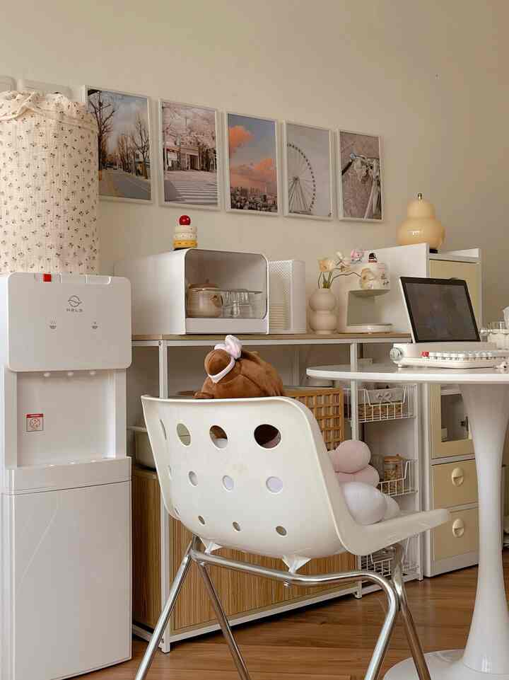 Ruang yang bisa dijadikan ruang kerja atau santai

Space ruang kerja yang nomaden sesuka hati sih kadang dimeja kerja kadang jg di meja makan jadi ruangan ini lebih ke multi fungsinya 

#minimalis 
#koreanhouse
#koreanstyle
#space
#roomdecor
#home 