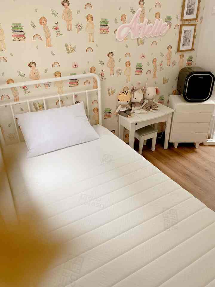 Kamar anak di buat nuansa classic toys dengan boneka" di bagian dinding dan boneka" animal agar menjadi ruang yg berwarna dan menyenangkan untuk si kecil #kamaranak #kamarkecil #bedroom #kidsbedroom #homestagram #kamarputri #kamaranakkecil #ruangtidur #kamar 