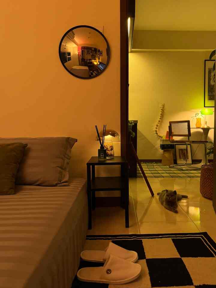 Night vibes dikamar.. dengan cahaya yg warm, bikin suasa semakin cozy


#Inspirasikamar
#kamarcowom
 #kamarRumah
#selasarapt
#tinyapartment
#roomdecor
#kamarestetik
