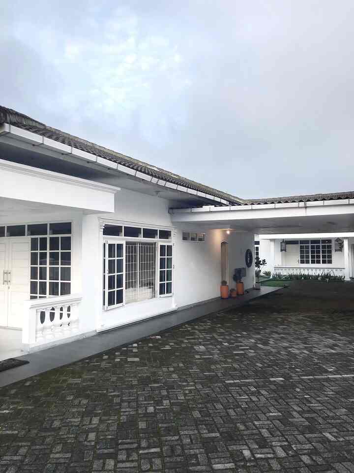 Punya rumah dengan bentuk klasik begini emang bikin orang berasumsi kalau interiornya bakal jadul ala rumah di film-film tahun 80an. Aku ga keberatan dengan asumsi itu karena saat orang masuk ke dalam rumah bisa jadi "wow factor" karena berbanding terbalik dengan eksterior rumah.

#InspirasiFasadRumah #FasadCantik #FasadRumah #classichouse #rumahjadul #midcenturymodern