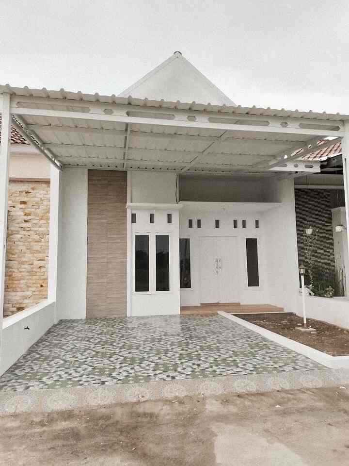 hi tetangga Ohouse!
cerita Fasad Scandinavian "ala-ala"
dari awal buat rumah, keukeuh banget maunya fasad scandinavian karna emang kurang suka dengan fasad rumah minimalis pada umumnya.

tapi karna tukangnya kurang paham,
di daerahku ini masih amat jarang pakai fasad ini jadi ya bentuknya sebisa bisa tukangnya aja asal begitu ☺️
alhamdulillah sudah cukup buat kami. cuma memang masih seadanya walau sudah dua tahun di tempati hehe

in sya allah taman yang seperti semak itu, kedepannya akan kamu ubah menjadi tempat ngopi cantik walau belum ada pikiran untuk pakai pagar rumah 🤎

semoga menginspirasi terangga ohouse ya!

#InspirasiFasadRumah
#FasadCantik
#FasadRumah
#desainfasad #fasadroster #fasadpagar #fasadrumah1lantai #fasadrumah2lantai