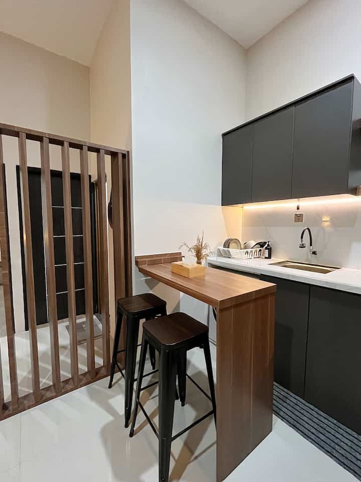 Mini Dining Area🍽️✨

Ada yang baru nih di dapur dirumakita_. Kita menambahkan meja mini bar dan kursi bar yang bisa kita fungsikan sebagai area meja makan dan nongki nongki cantik. Meja nya sangat unik karna bisa dilipat, jadi bisa menyesuaikan kebutuhan. Cocok banget dipasang dirumah mungil seperti rumah kita. Next kita spill ya looknya saat dilipat😄
#MejaBar
#DiningArea
#dapurmodern 
#dapurminimalis
#mejamakan
#minimalisthome

