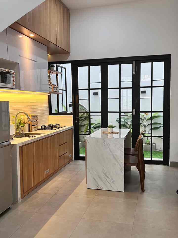 Ini dia dapur rumahku yang sekaligus menyatu dengan meja makan. Cuma segaris dengan panjang meja dapur 2,4m namun tinggi full plafon hingga 3,4m untuk memaksimalkan penyimpanan. Dengan satu kitchen island ukuran 120x60x80 dan dua kursi kacang rotan. 
Meski kecil meski cuma segaris tapi cukup untuk menghidangkan masakan penuh cinta untuk keluargaku. 

#dapur
#dapursegaris
#dapurminimalis
#dapurkecil
#dapurmungil
#dapurjapandi
#dapurscandinavian
#dapurwoodwhite