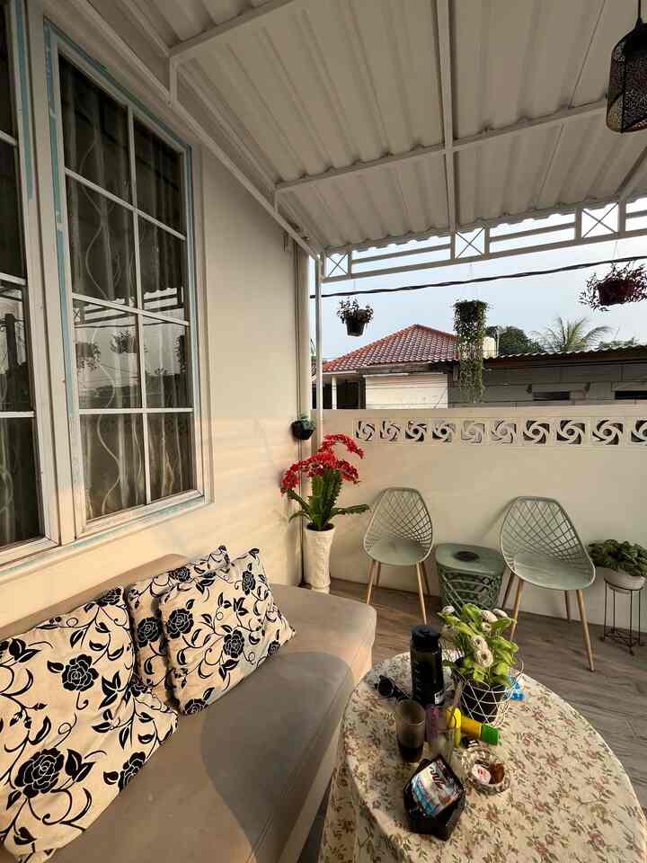 UPDATE ON MY BALCONY 🪴🍃

Saat akhir pekan, saya banyak menghabiskan waktu dibalkon depan kamar tidur. Saya banyak menaruh tanaman hias, (baik asli maupun sintetis) hingga meja dan kursi agar dapat beristirahat dan menghabiskan banyak waktu disana. 

#BalkonRumah
#Balcony
#TanamanHias
#TanamanDeco 
#TanamanGantung
#InspirasiBalkon
#Bogor