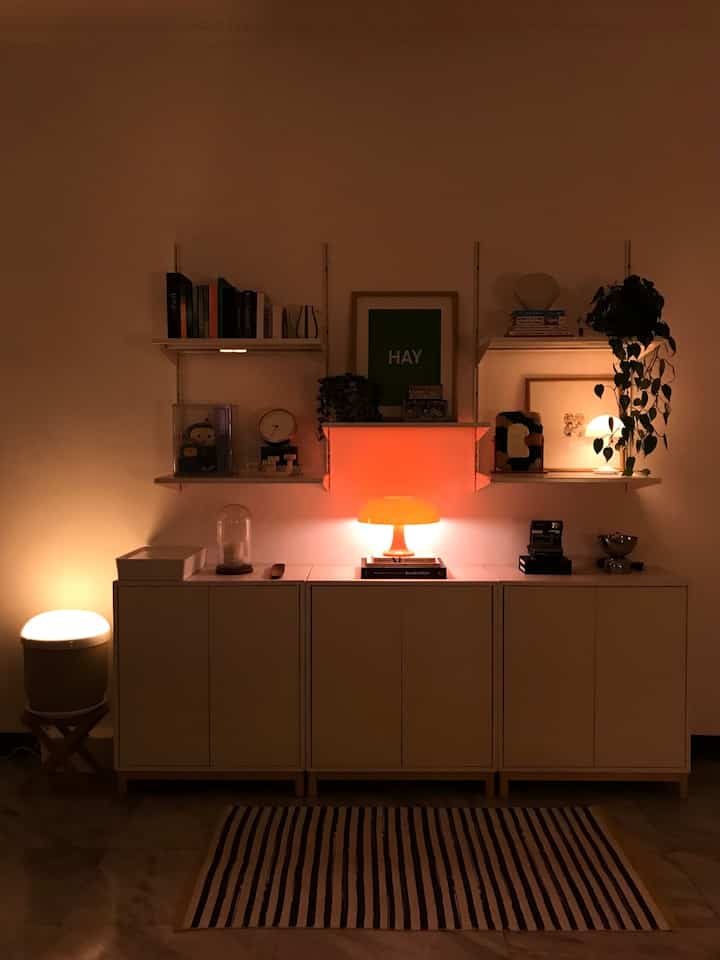 One side of the family room that I can change the appearance of as I wish. All you have to do is rearrange the shelves or move the position of the shelf shelves. Systematic shelves like this are a great solution for those who are bored.

#midcenturymodern #ikeahome #ikea #indoorplants #nightvibe #lighting #tablelamps