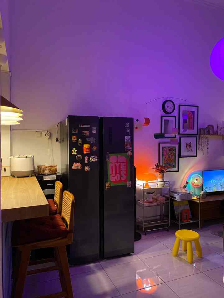 Pertama kali posting area open space antara ruang tamu dan dinning room dengan angle yang berbeda ✨

Yup, ruang tamu kami memang secara langsung terkoneksi dengan area meja makan yang berkonsep ala mini bar dari hasil membobok dinding ⚒️

Memang sekilas menciptakan space yang tak memperlihatkan adanya privasi. Namun, kami sejak awal ingin menggunakan konsep open space tanpa ada sekat antara ruang tamu dengan area makan/dapur karena keterbatasan luas bangunan 🏡

Terlebih sejumlah perabotan yang berukuran besar seperti kulkas yang belum bisa kami tempatkan selayaknya pada area dapur. Akhirnya, open space jadi pilihan kami agar rumah terlihat jadi makin luas di tengah space yang terbatas 💫 

#inspirasiruangtamu #ruangtamucantik #ruangtamurumah #midcenturymodern #rumahdeveloper #depok #inspirasiopenspace #openspace