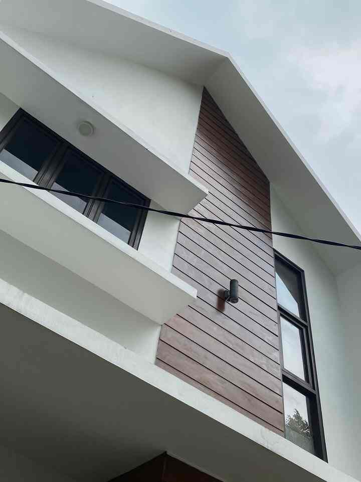 Fasad kami sebenarnya masih bawaan developer, tidak ada yang istimewa dari fasad yang sama dengan rumah di kanan-kiri kami. Hanya saja, fasad ini menjadi salah satu yang membuat kami berjodoh dengan rumah ini. #rumabatari #inspirasifasadrumah #fasadcantik #fasadrumah #rumahcluster #inspirasirumah #homefacade