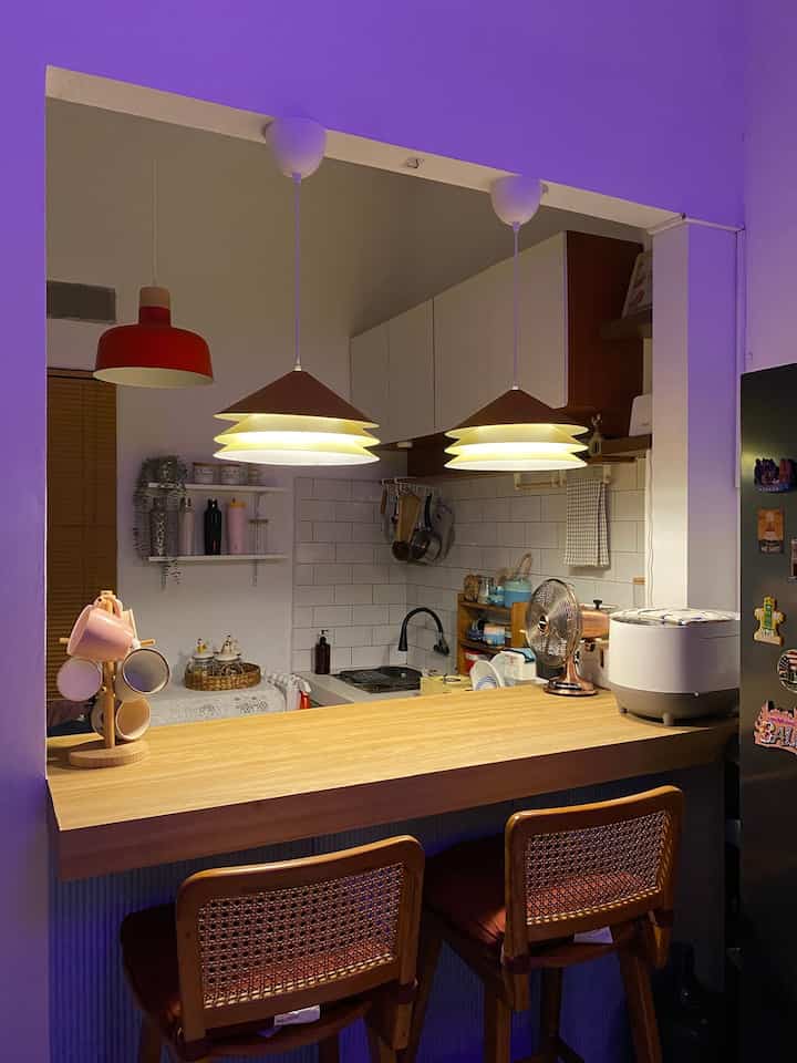 Masih bagian dari postingan sebelumnya terkait area ruang makan/dapur terkoneksi dengan area ruang tamu secara open space 🏡 

Kali ini ingin memperlihatkan area ruang makan berkonsep ala mini bar yang langsung terhubung dengan dapur 👨‍🍳

Konsep ini tercipta dari hasil membobok dinding agar dijadikan meja makan dari beton. Alasannya karena keterbatasan space pada rumah kami sehingga sulit untuk menempatkan area ruang makan 🫠

Jadi, kami mencoba menghemat space yang awalnya useless hanya berupa dinding menjadi useful sebagai meja makan 💫

#inspirasidapur #dapurcantik #dapurrumah #inspirasiopenspace #midcenturymodern #rumahdeveloper #depok