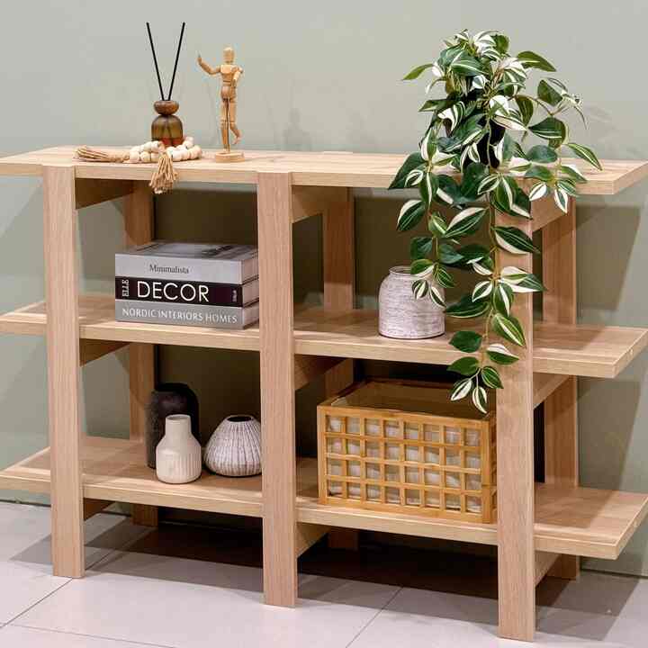 Dekorasi dinding kosong dibawah tangga, nambahin meja pajangan supaya ruangan lebih fresh. Jangan lupa tambahin beberapa vas dekorasi supaya makin cantik 😍 #dekorasiruangtamu #mejapajangancantik #nuramahouse #inspirasidekorasirumah #inspirasidekorasiruangtamu #inspirasidekorasirumah #homeinspiration