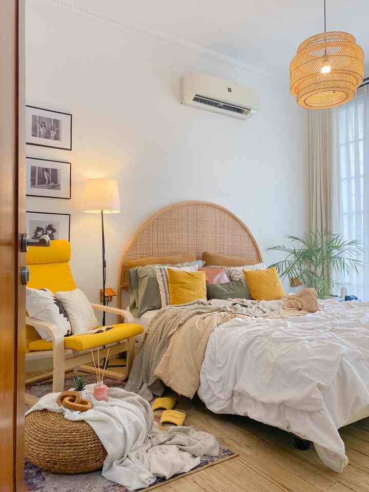 How to Create an Aesthetic Bedroom ✨
—
Aesthetic doesn't mean you have to have a lot of items and decorations, because to create an "AESTHETIC" room, the main thing is not a few or a lot of items or decorations, but rather the right STYLING is needed.
—
how to choose items that not only fulfill a function but are also attractive and still match, how to store and arrange them, determine the color palette, even determine lighting points, all of which will build the overall mood of the room and make it look aesthetic
—
no problem with minimal items
it doesn't matter a lot of stuff
as long as the function is fulfilled, the styling is right then the room will look "AESTHETIC" 👌🏻
—
#BedroomInspiration
#BeautifulBedroom
#Bedroom
#ScandiBohoStyle
#ArrangingHomeDeveloper
#BedroomInspo