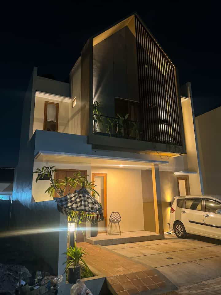 Fasad MyOdyhaus adalah bawaan developer dimana hanya boleh improve sedikit, tapi karena tekat yang bulat akhirnya boleh beda dadi yang lain, yaitu tambahan pintu samping dan foyer, menjadikan nuansa Scandinaviannya begitu kental dengan tambahan aksen gunungan diatas. 


#InspirasiFasadRumah
#FasadCantik
#FasadRumah