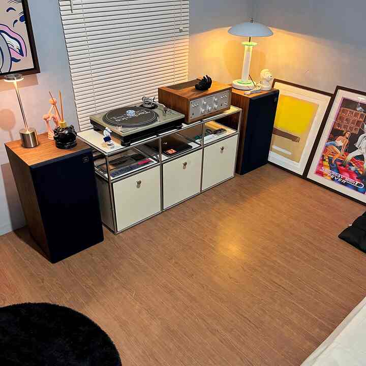 Kamar kost nyaman saya ini kebanyakan menggunakan material kayu untuk menyesuaikan sound JBL yang saya punya, dari wood carpets, wood case amplifier & pigura coklat. Agar tetap terkesan minimalis saya padukan dengan furnitur warna putih. Semoga dapat menginspirasi 🤍
#inspirasikamar #kamarcantik #kamarrumah