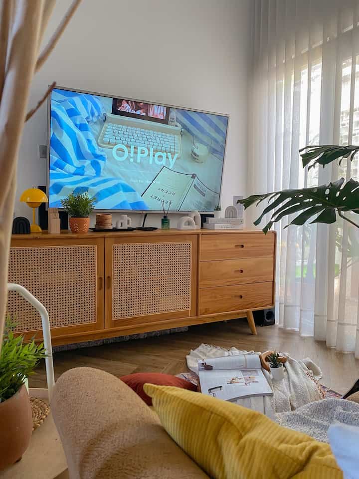 Living Room ✨
—
pada area living room di rumahbunday yang berukuran 3x3 m ini, agar ruangan tidak terasa penuh dan sempit, kami memilih menggunakan side table BURVIK — IKEA sebagai meja di area living, supaya bisa fleksibel di pindah-pindah posisinya, dan space saving
—
bahkan keuntungan lainnya, side table ini bisa dibawa ke berbagai ruangan sesuai kebutuhan, salah satunya dibawa ke kamar 👌🏻
—
#InspirasiLivingRoom
#LivingRoom
#LivingRoomInspo
#ScandiBohoStyle
#MenataRumahDeveloper