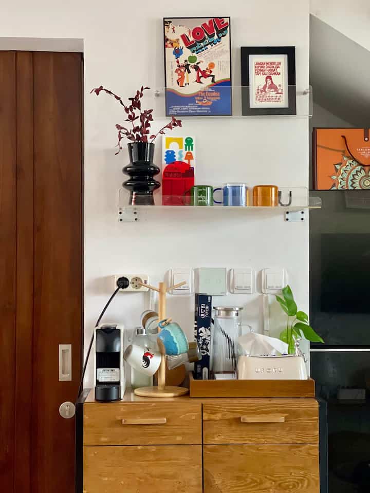 Update Dekorasi Coffee Spot ✨

Karena merasa coffee space agak monoton, saya merasa perlu menambahkan warna warna menarik dan dekorasi yg cocok dengan tema "kopi". Jadilah 
Saya gunakan ambalan akrilik bening untuk meletakan pajangan poster menarik tentang kopi dan musik, gelas-gelas kaca biru, hijau dan orange, vas keramik hitam glossy. Aksen akrilik dan kaca yg tampak glossy ini sendiri membuat kesan pajangan di atas coffee spot lebih eye-catching, terutama saat terkena sinar matahari.

#coffeespot #coffeespace #coffeemachine #wallposter #akrilik #ambalanakrilik #mugestetik #gelaskaca #vaskaca #consoletable 