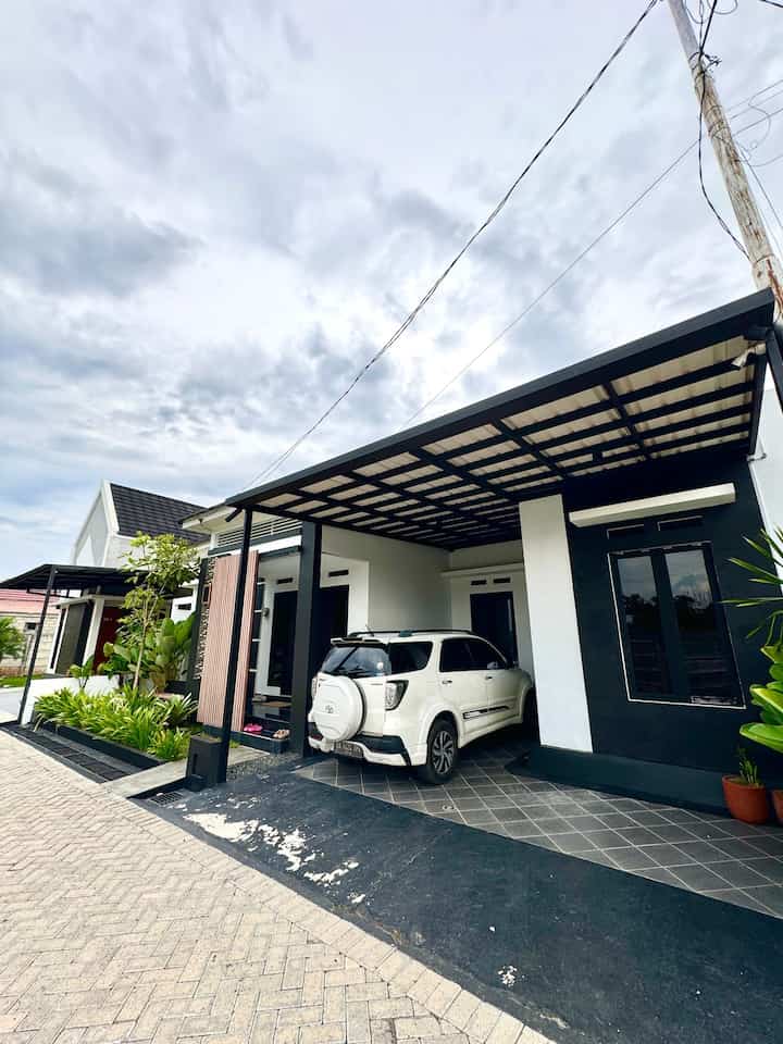 Tampilan fasad tropis khas developer merupakan tantangan bagi kami yang memiliki keterbatasan dalam merubah fasa depan.
Dengan kondisi tersebut kami mencoba memaksimalkan dengan menambah secondary skin agar tampilan rumah sedikit berbeda dan mau tidak mau menyesuaikan warna fasad luar dengan kondisi material yang digunakan.
Akhirnya keterbatasan renove dari developer membuat kami harus berpikir kreatif dan menggunakan material unik dan fungsional.
#inspirasifasadrumah
#fasadcantik
#fasadrumah
#desainfasad
#fasadrumahtropis
#fasadrumah1lantai