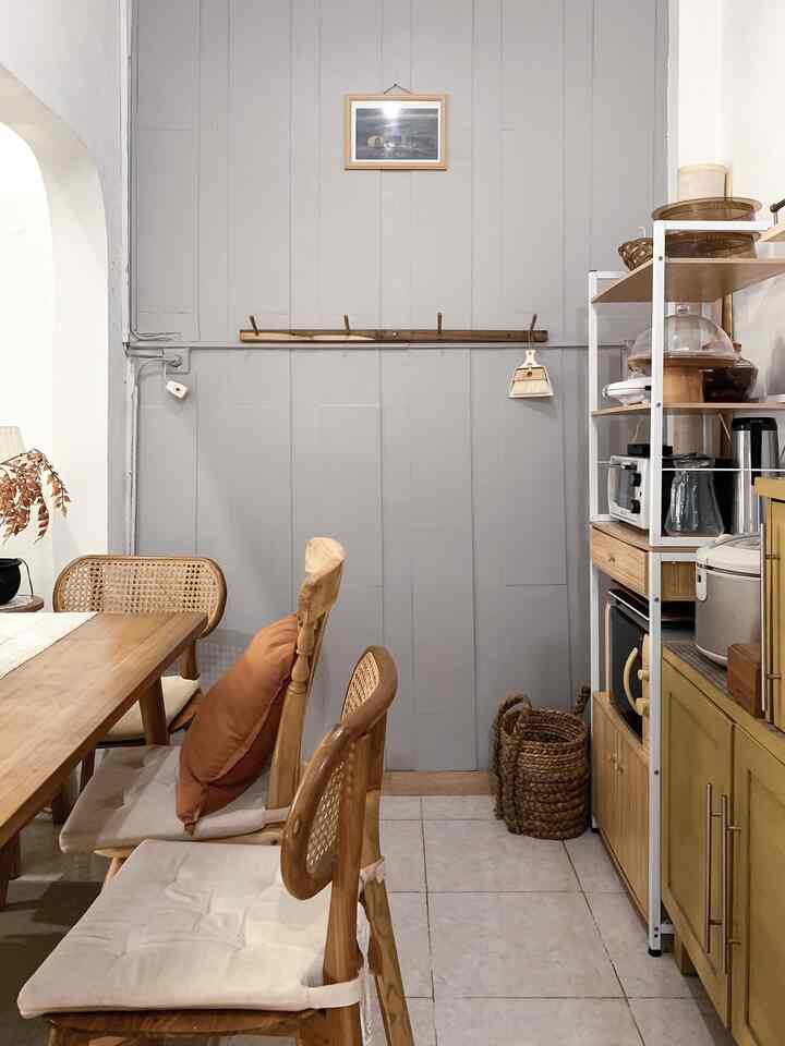 Ini adalah ruang makanku, tidak ada perubahan banyak cuma aku tambahkan frame lukisan dengan ukuran tidak terlalu besar, sebenernya untuk nutupin tembok yang tidak rata, tapi ternyata cocok 🤭

#diningroom
#diningroomdecoration
#dekorasiruangmakan
#mejamakankayujati
#rumahmungil
#bekasi 