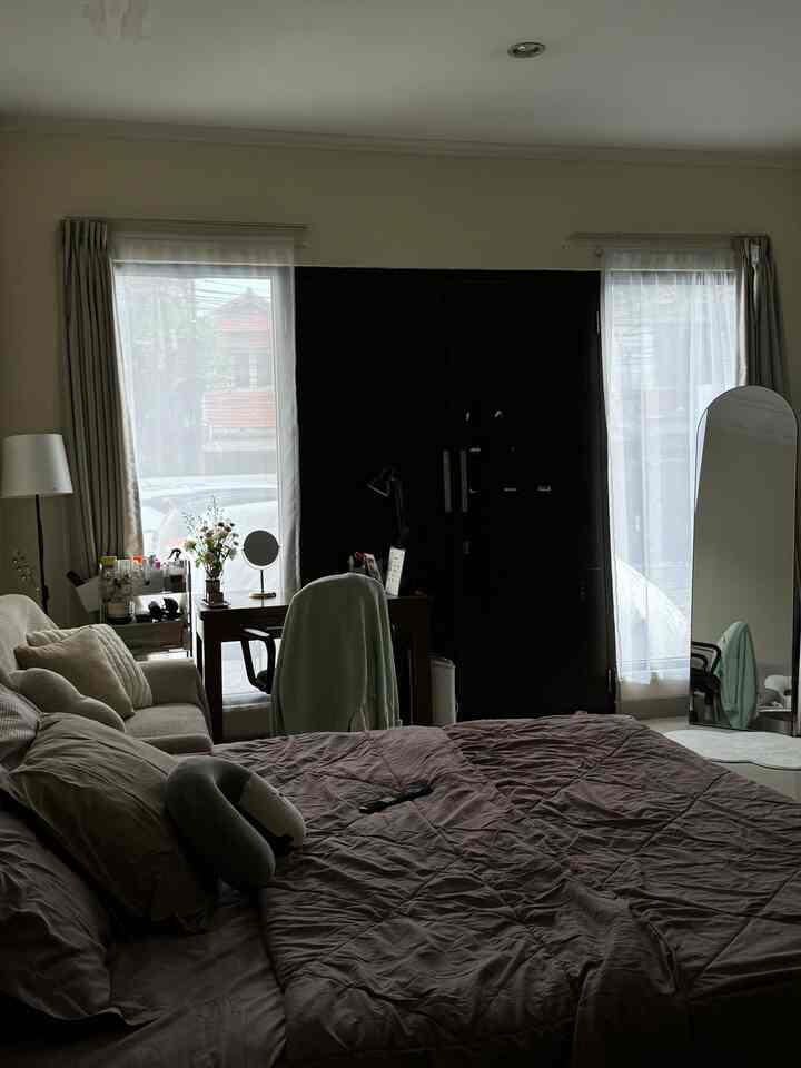 
Kamar kost-ku terbilang unik, karena memang asalnya ini ruangan kantor. Ada dua sisi pintu, pintu depan yang menghadap ke parkiran dan pintu samping ke lorong kost.

Tapi aku coba maksimalkan dan alihfungsikan pintu mana yang akan digunakan dan jendela mana yang akan dibuka.


#InspirasiKost
#KostCantik
#KamarKost