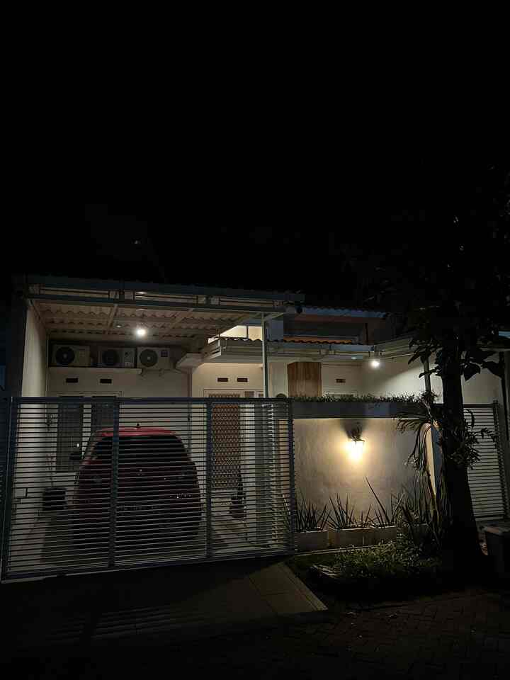 Fasad rumah yang look nya masih bawaan developer, hanya sedikit yang kami rubah seperti kanopi, pagar dan carport. 

#InspirasiFasadRumah #FasadCantik
#FasadRumah #desainfasad #fasadpagar #fasadrumah1lantai 