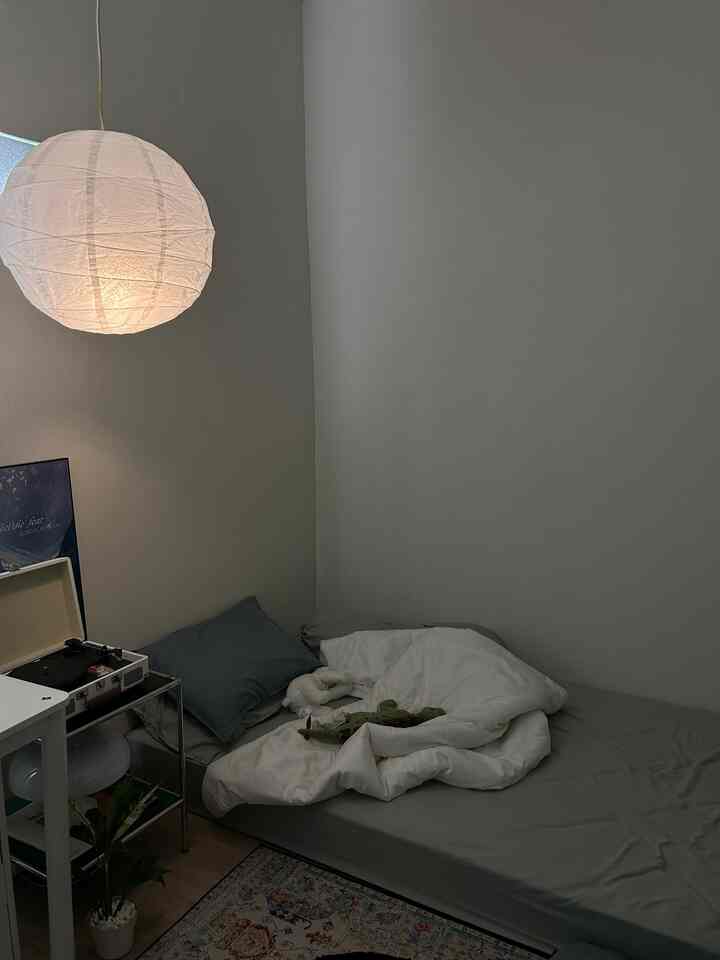 hallooo perkenalkan aku iky, i want to show you my small room, menentukan color palette itu sangat penting untuk memberi kesan yg serasi, ditambah lighting yg tepat agar memberi kesan nyaman saat beristirahat

#bedroom 
#interiorkamartidur
#aesthetic