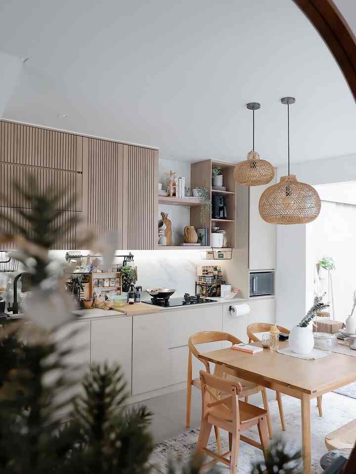 Elemen cahaya wajib ada di kitchen, selain untuk penerang, lighting bisa menambah ke estetikan dapur.
dan kalo sudah bosan, bisa ganti2 table runner.

#BikinCantikDapur
#MakeOverDapur
#RenovasiDapur #kitchenimpian #lightingdapur #interior #villakotabaruparahyangan