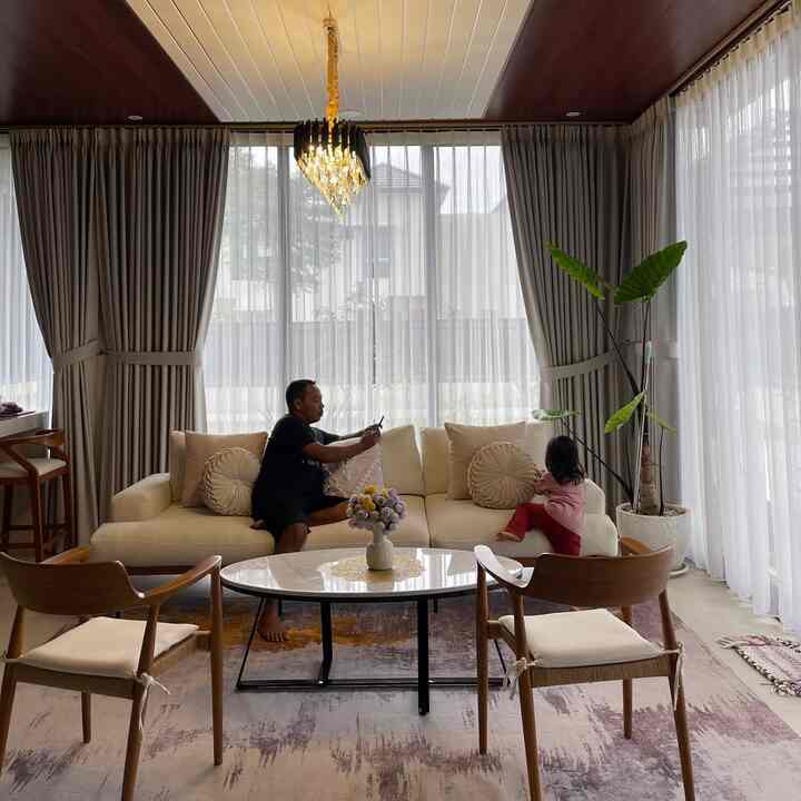 Ruangan ini menjadi salah satu tempat kesukaan keluarga kami karena kami bisa santai disini sambil menonton tv, ngopi, atau sekedar ngobrol santai🤗🥰🤍 

#waktufavoritdirumah
#santaidirumah
#ruanganfavorit 
#ruangkeluarga
#batam 
#santaidirumah 
#waktubersamakeluarga 
#rumahcluster 